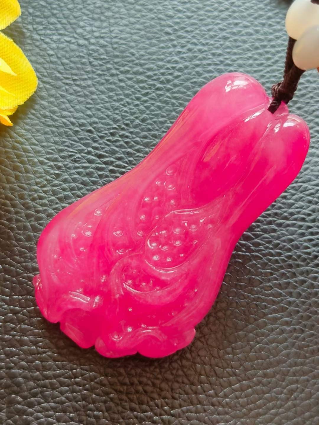精品和田玉链配顶级冰种帝王翡翠“百财”顶级，水头足，质地细腻纯净无瑕疵，颜色为纯正、明亮、浓郁、非常漂亮。