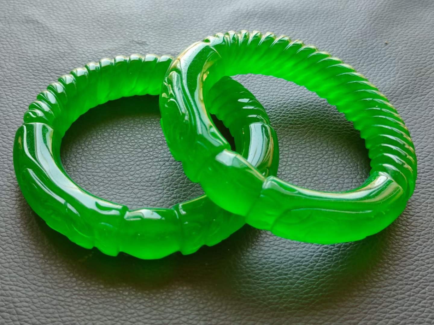 楠木描金盒装顶级冰种帝王绿翡翠手镯，水头足，质地细腻纯净无瑕疵，颜色为纯正、明亮、浓郁、非常漂亮。