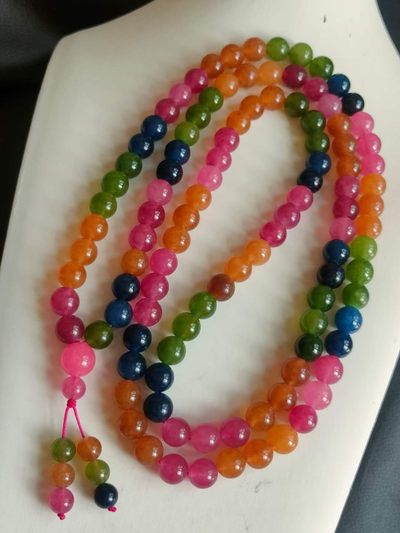 漆器盒装顶级冰种108颗翡翠朝珠，水头足，质地细腻纯净无瑕疵，颜色为纯正、明亮、浓郁、非常漂亮。 漆器盒装顶级冰种108颗翡翠朝珠，水头足，质地细腻纯净无瑕疵，颜色为纯正、明亮、浓郁、非常漂亮。