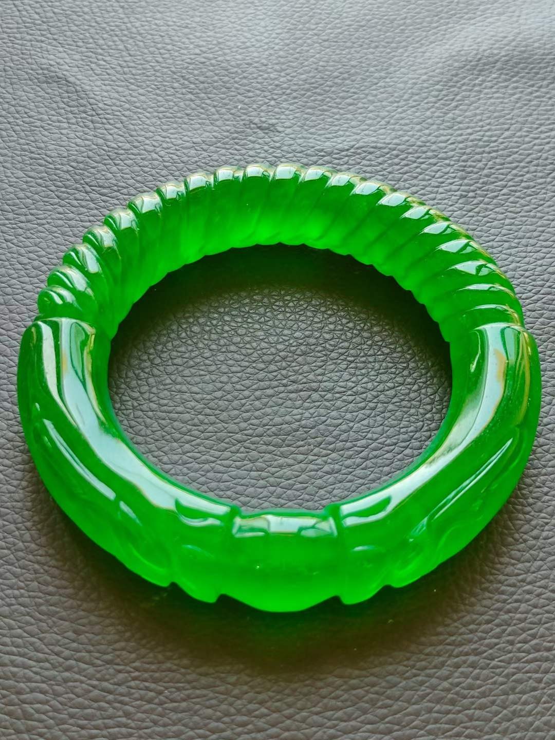 楠木描金盒装顶级冰种帝王绿翡翠手镯，水头足，质地细腻纯净无瑕疵，颜色为纯正、明亮、浓郁、非常漂亮。