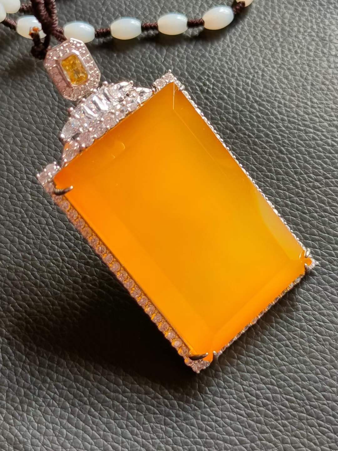 和田玉和田玉链配 银镶钻石💎 镶顶级冰种帝王绿翡翠挂件，水头足，质地细腻纯净无瑕疵，颜色为纯正、明亮、浓郁、非常漂亮。