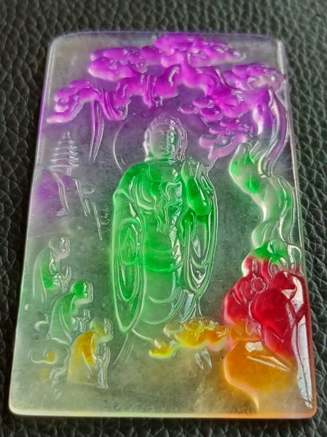 顶级冰种三彩翡翠牌子，水头足，质地细腻纯净无瑕疵，颜色为纯正、明亮、浓郁、非常漂亮。