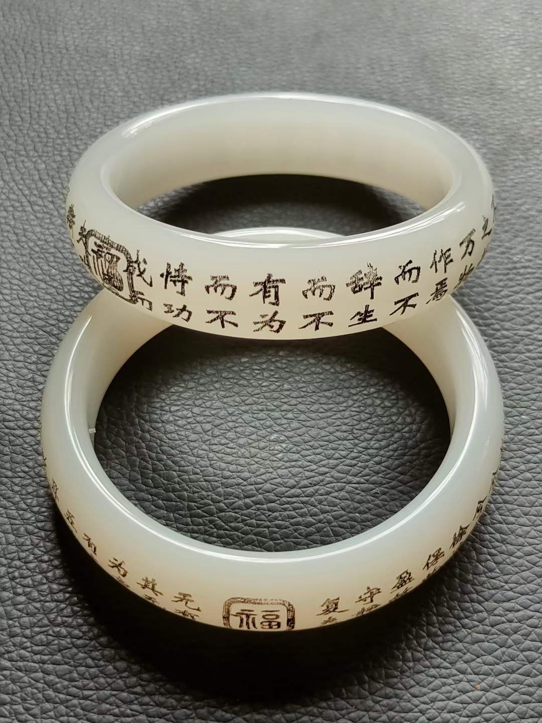 楠木描金盒装精品和田玉手镯+银、银鎏金镶宝石戒指，玉质细腻油润底庄干净，宝石光彩夺目。