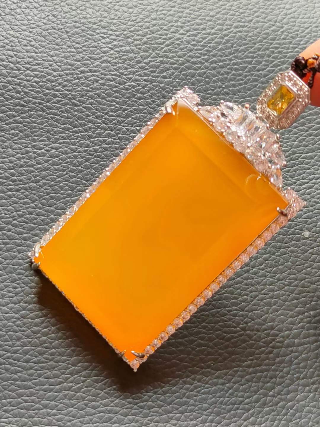 和田玉和田玉链配 银镶钻石💎 镶顶级冰种帝王绿翡翠挂件，水头足，质地细腻纯净无瑕疵，颜色为纯正、明亮、浓郁、非常漂亮。