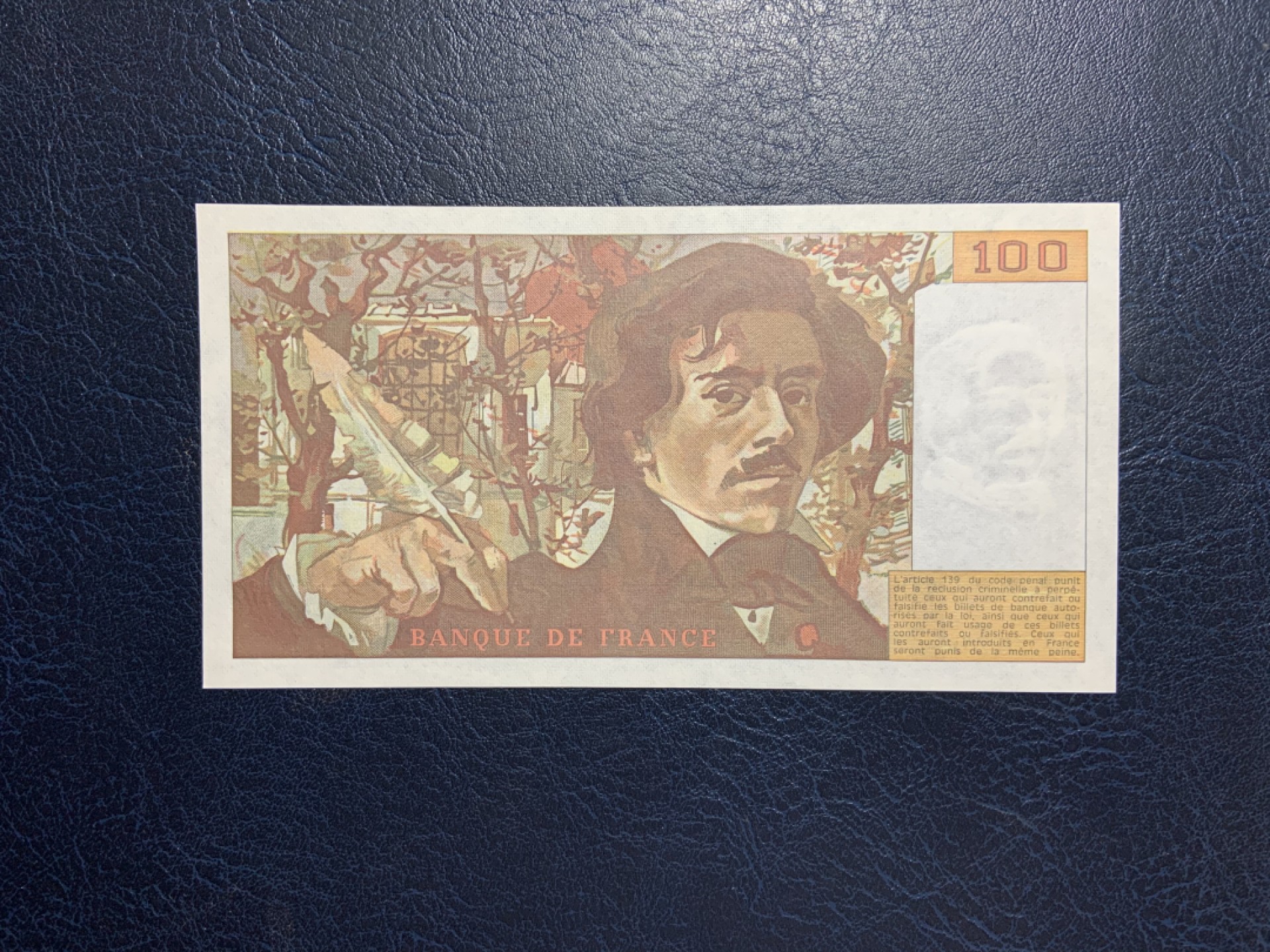 收藏联盟Quantum Auction 第256期拍卖  法国1985年100法郎 品相UNC 自由引导 票面和一角轻微瑕 参考侧光