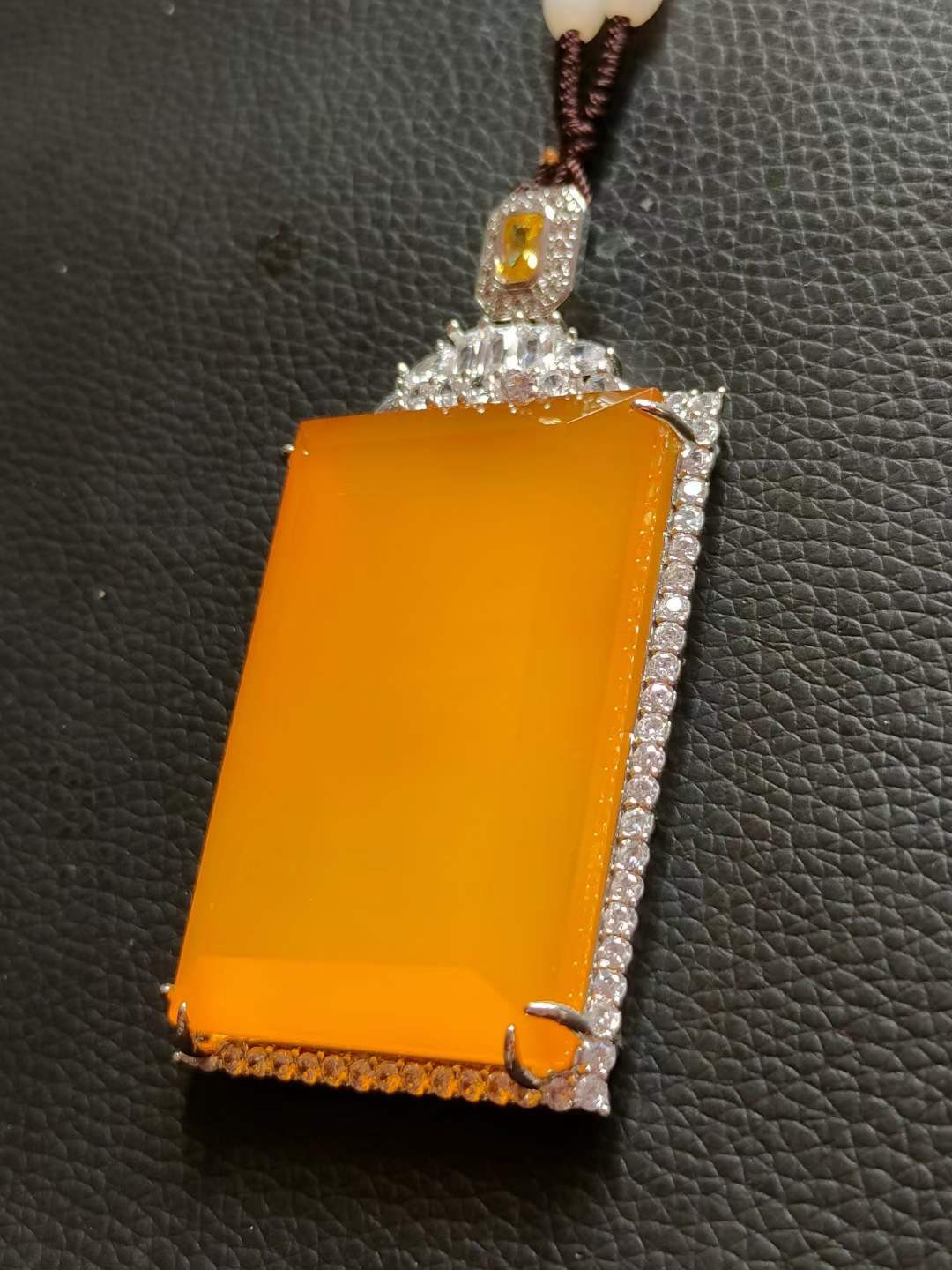 和田玉和田玉链配 银镶钻石💎 镶顶级冰种帝王绿翡翠挂件，水头足，质地细腻纯净无瑕疵，颜色为纯正、明亮、浓郁、非常漂亮。