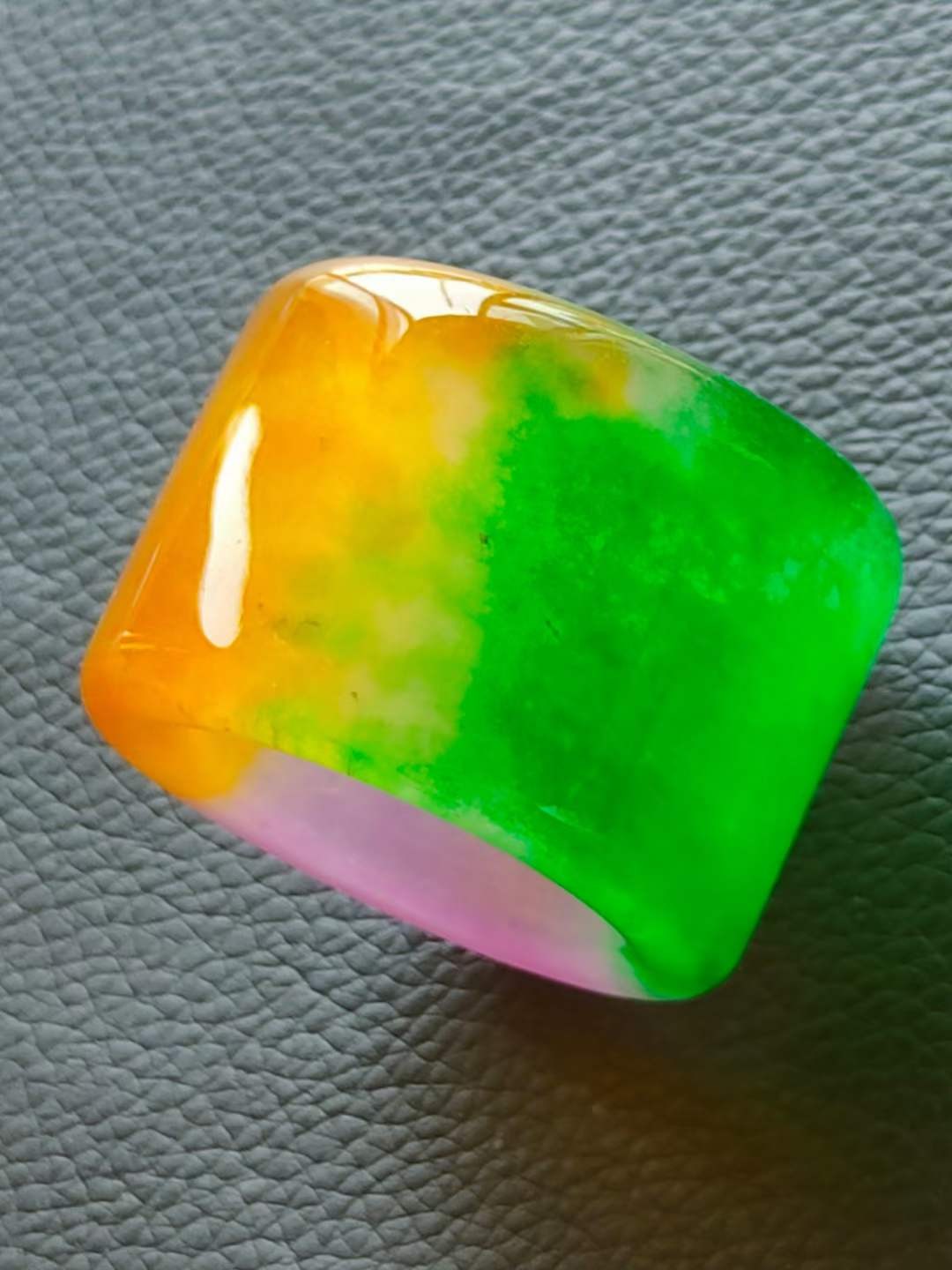 顶级冰种帝王三彩翡翠板指，水头足，质地细腻纯净无瑕疵，颜色为纯正、明亮、浓郁、非常漂亮。
