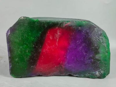 顶级三彩翡翠原石。 顶级三彩翡翠原石。