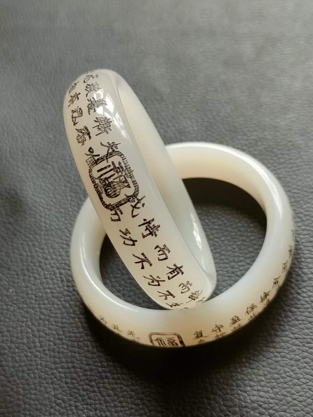 楠木描金盒装精品和田玉手镯+银、银鎏金镶宝石戒指，玉质细腻油润底庄干净，宝石光彩夺目。