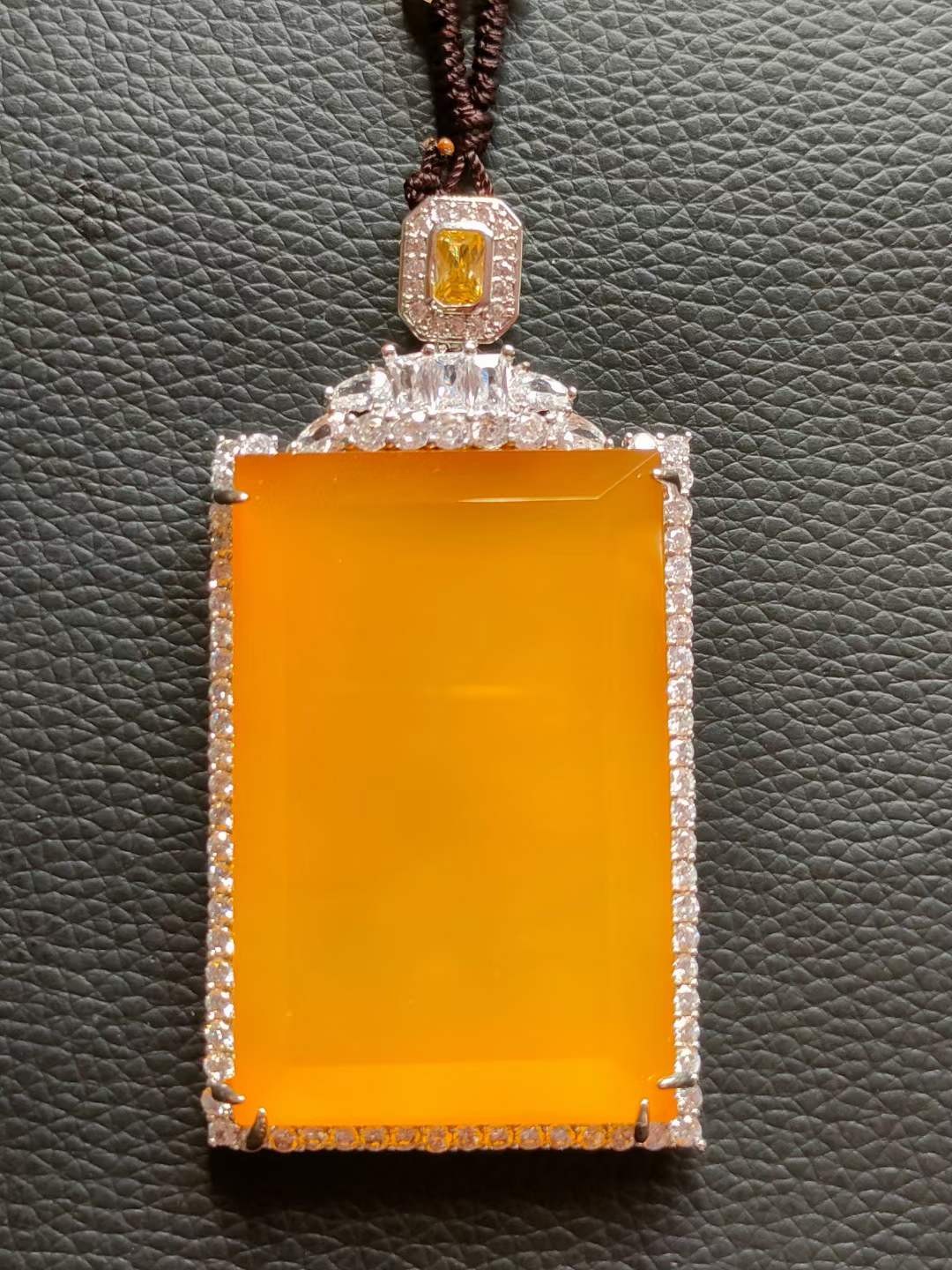 和田玉和田玉链配 银镶钻石💎 镶顶级冰种帝王绿翡翠挂件，水头足，质地细腻纯净无瑕疵，颜色为纯正、明亮、浓郁、非常漂亮。
