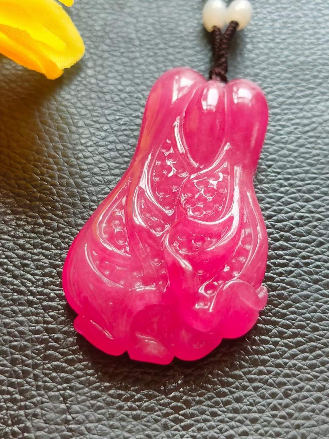 精品和田玉链配顶级冰种帝王翡翠“百财”顶级，水头足，质地细腻纯净无瑕疵，颜色为纯正、明亮、浓郁、非常漂亮。