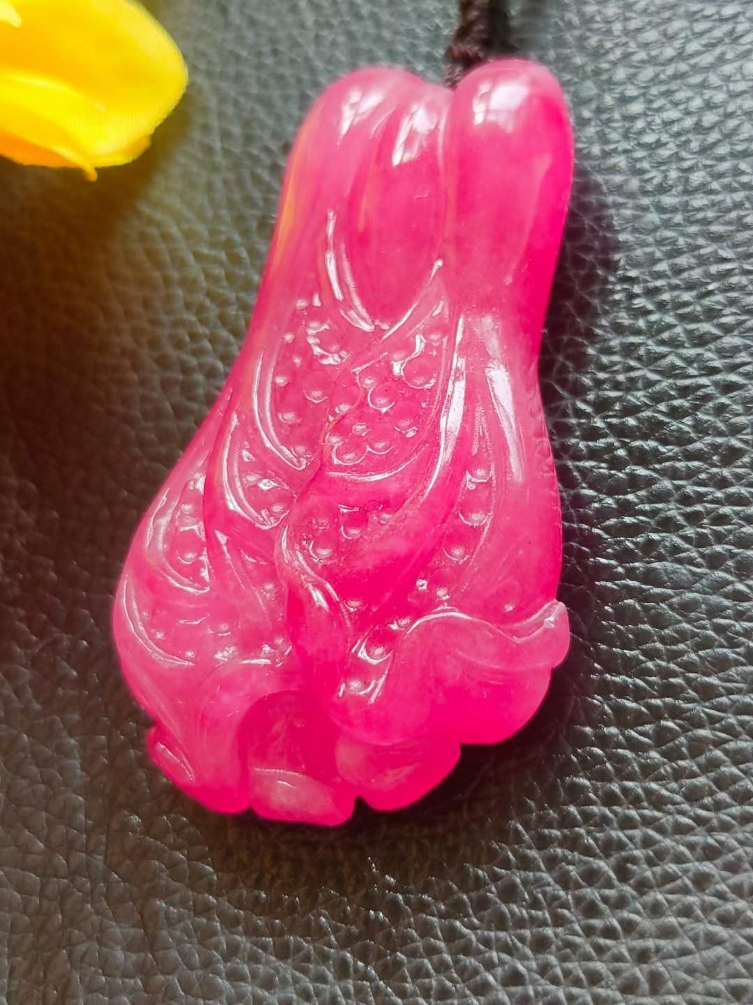 精品和田玉链配顶级冰种帝王翡翠“百财”顶级，水头足，质地细腻纯净无瑕疵，颜色为纯正、明亮、浓郁、非常漂亮。