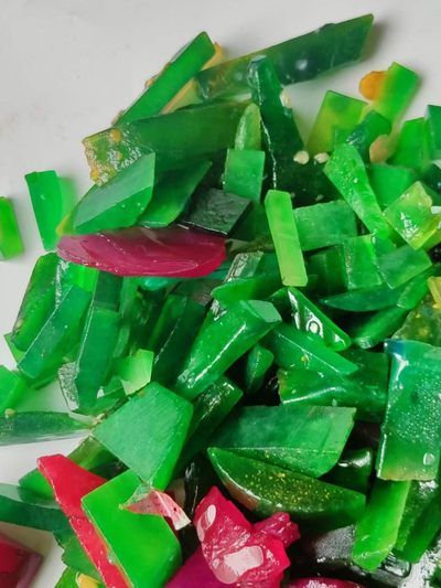 楠木描金盒装冰种翡翠手镯下角料，水头足，质地细腻纯净无瑕疵，颜色为纯正、明亮、浓郁、非常漂亮。 楠木描金盒装冰种翡翠手镯下角料，水头足，质地细腻纯净无瑕疵，颜色为纯正、明亮、浓郁、非常漂亮。