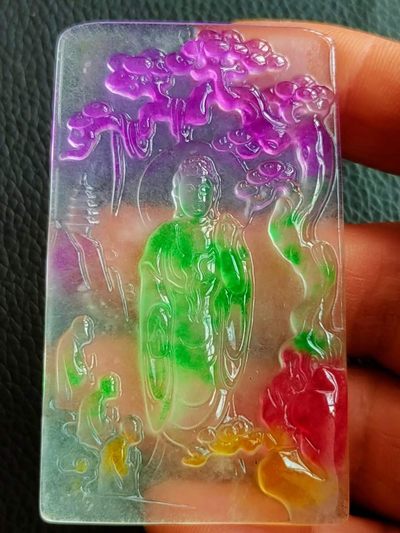 顶级冰种三彩翡翠牌子，水头足，质地细腻纯净无瑕疵，颜色为纯正、明亮、浓郁、非常漂亮。 顶级冰种三彩翡翠牌子，水头足，质地细腻纯净无瑕疵，颜色为纯正、明亮、浓郁、非常漂亮。