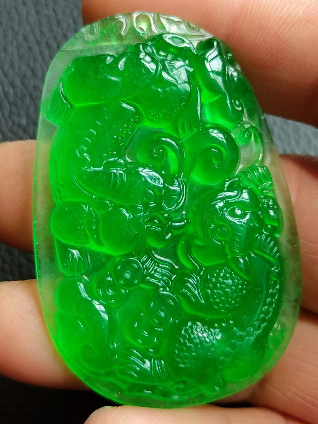 顶级冰种帝王绿翡翠牌子，水头足，质地细腻纯净无瑕疵，颜色为纯正、明亮、浓郁、非常漂亮。