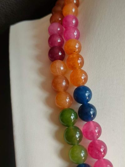 漆器盒装顶级冰种108颗翡翠朝珠，水头足，质地细腻纯净无瑕疵，颜色为纯正、明亮、浓郁、非常漂亮。 漆器盒装顶级冰种108颗翡翠朝珠，水头足，质地细腻纯净无瑕疵，颜色为纯正、明亮、浓郁、非常漂亮。