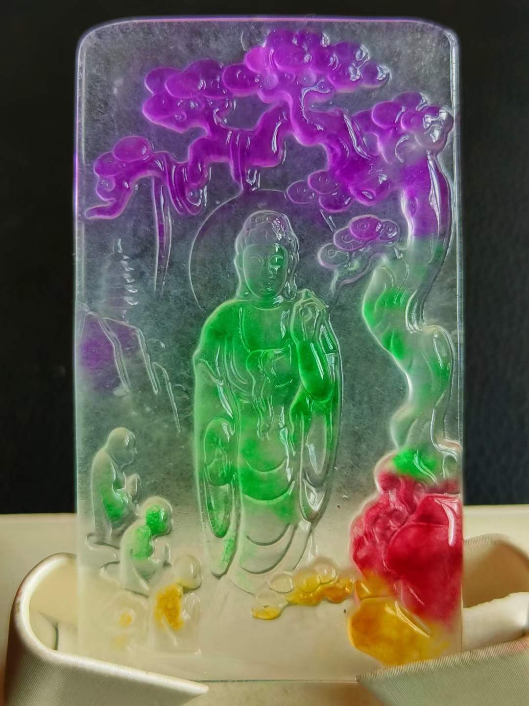 顶级冰种三彩翡翠牌子，水头足，质地细腻纯净无瑕疵，颜色为纯正、明亮、浓郁、非常漂亮。