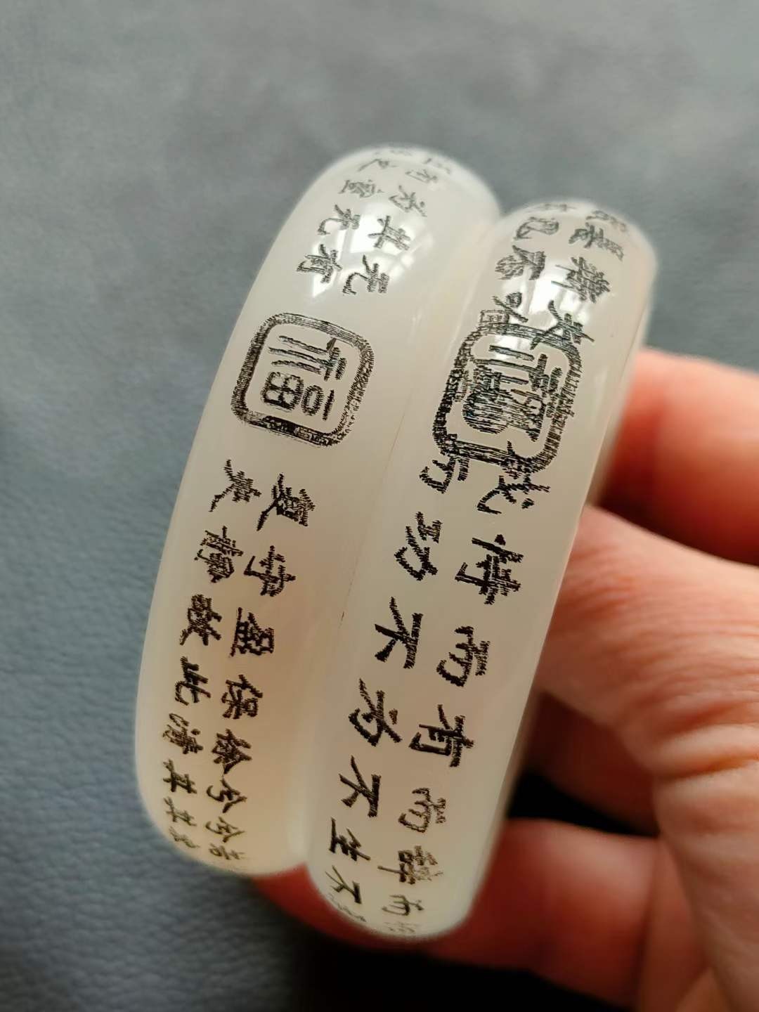楠木描金盒装精品和田玉手镯+银、银鎏金镶宝石戒指，玉质细腻油润底庄干净，宝石光彩夺目。