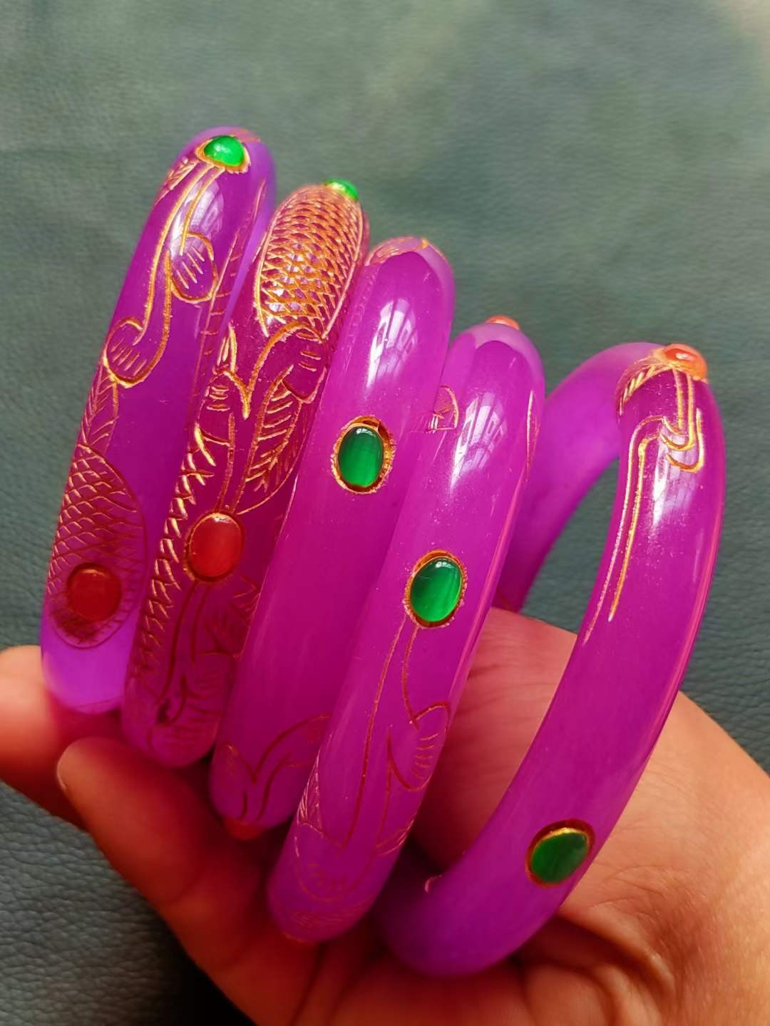 楠木描金盒装顶级冰种翡翠掐丝镶宝石手镯，水头足，质地细腻纯净无瑕疵，颜色为纯正、明亮、浓郁、非常漂亮。