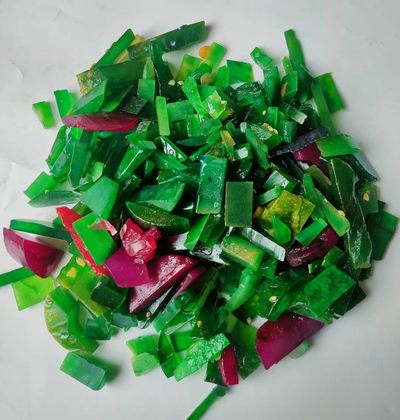 楠木描金盒装冰种翡翠手镯下角料，水头足，质地细腻纯净无瑕疵，颜色为纯正、明亮、浓郁、非常漂亮。 楠木描金盒装冰种翡翠手镯下角料，水头足，质地细腻纯净无瑕疵，颜色为纯正、明亮、浓郁、非常漂亮。