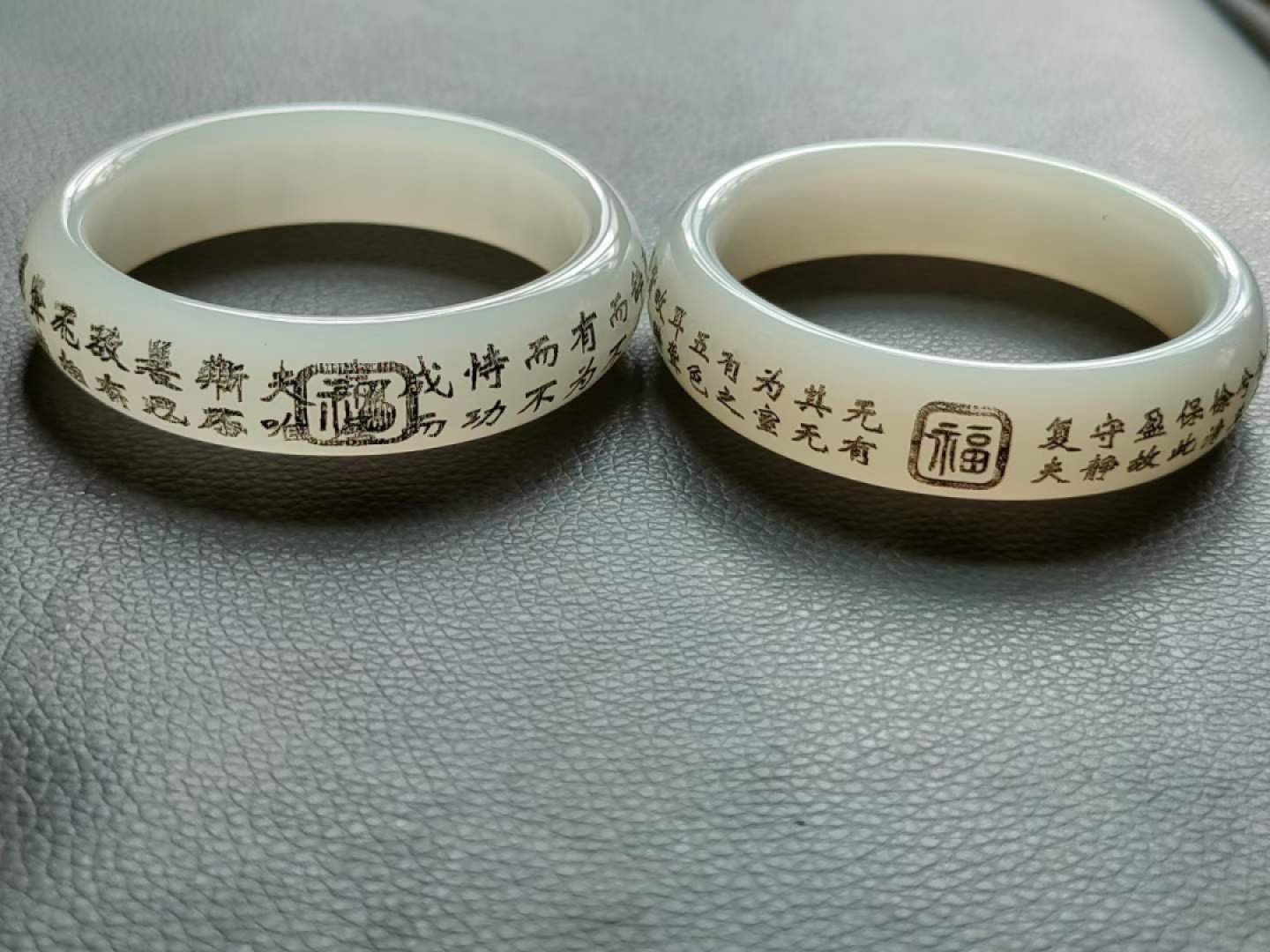 楠木描金盒装精品和田玉手镯+银、银鎏金镶宝石戒指，玉质细腻油润底庄干净，宝石光彩夺目。