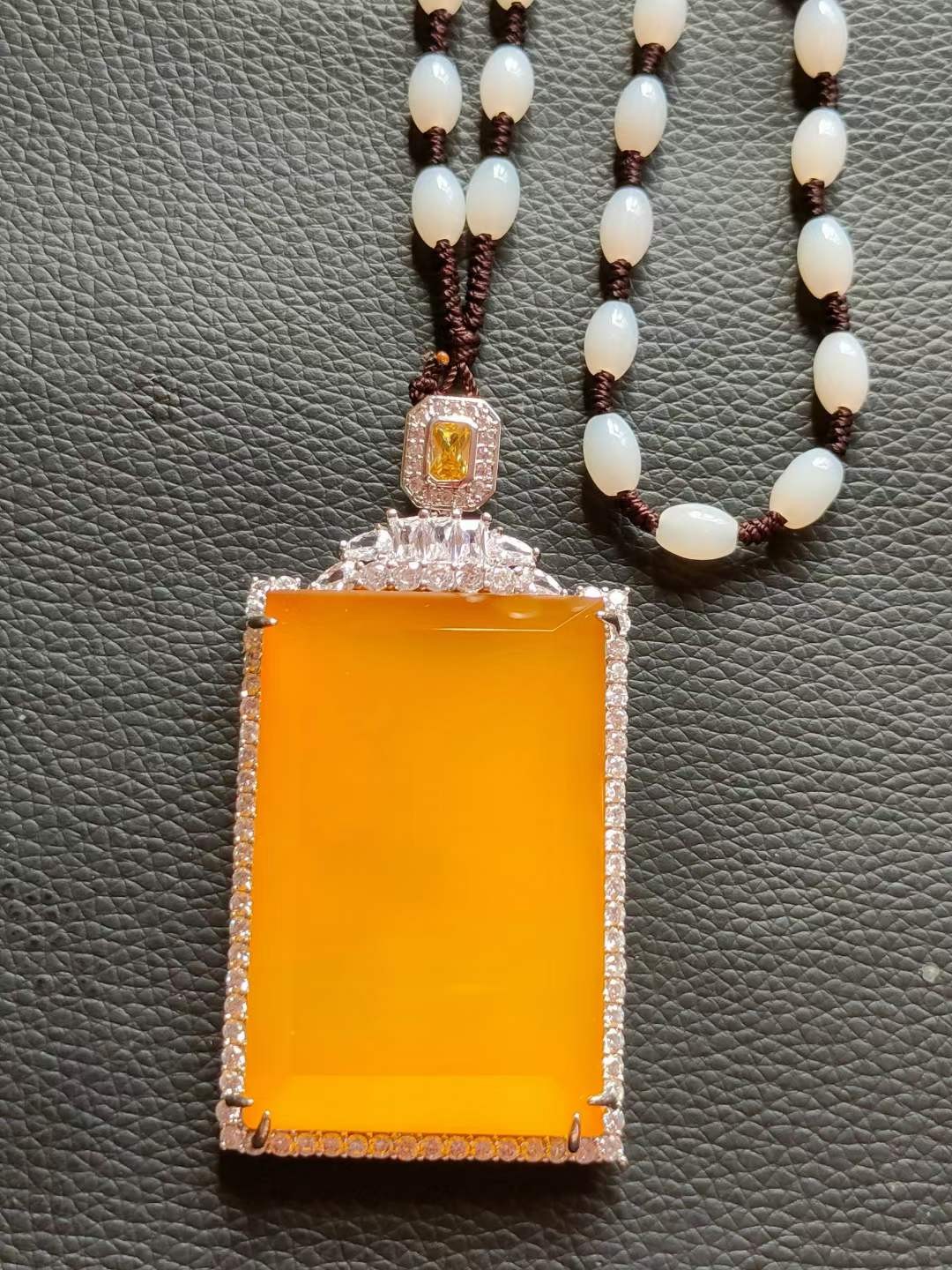 和田玉和田玉链配 银镶钻石💎 镶顶级冰种帝王绿翡翠挂件，水头足，质地细腻纯净无瑕疵，颜色为纯正、明亮、浓郁、非常漂亮。