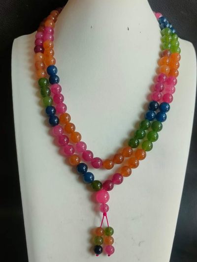 漆器盒装顶级冰种108颗翡翠朝珠，水头足，质地细腻纯净无瑕疵，颜色为纯正、明亮、浓郁、非常漂亮。 漆器盒装顶级冰种108颗翡翠朝珠，水头足，质地细腻纯净无瑕疵，颜色为纯正、明亮、浓郁、非常漂亮。