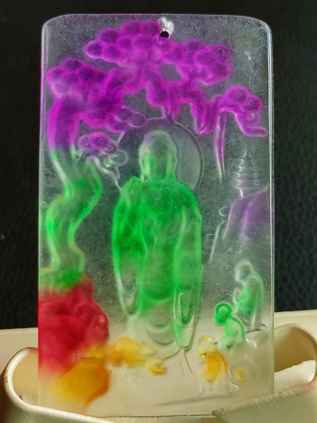 顶级冰种三彩翡翠牌子，水头足，质地细腻纯净无瑕疵，颜色为纯正、明亮、浓郁、非常漂亮。