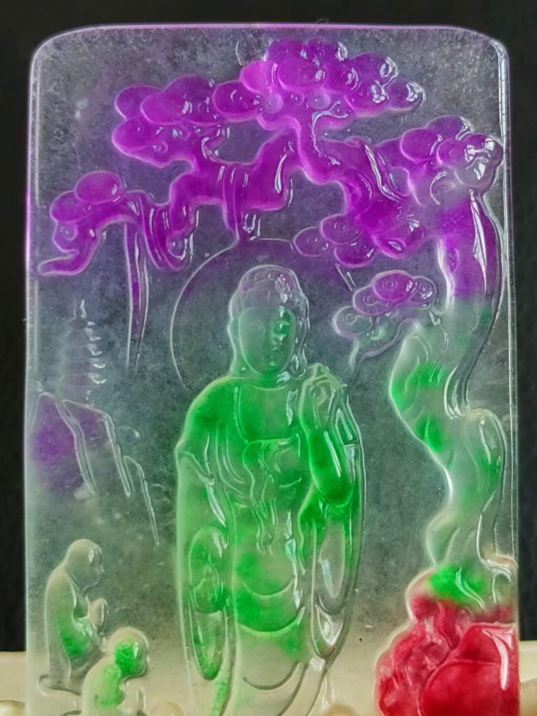 顶级冰种三彩翡翠牌子，水头足，质地细腻纯净无瑕疵，颜色为纯正、明亮、浓郁、非常漂亮。