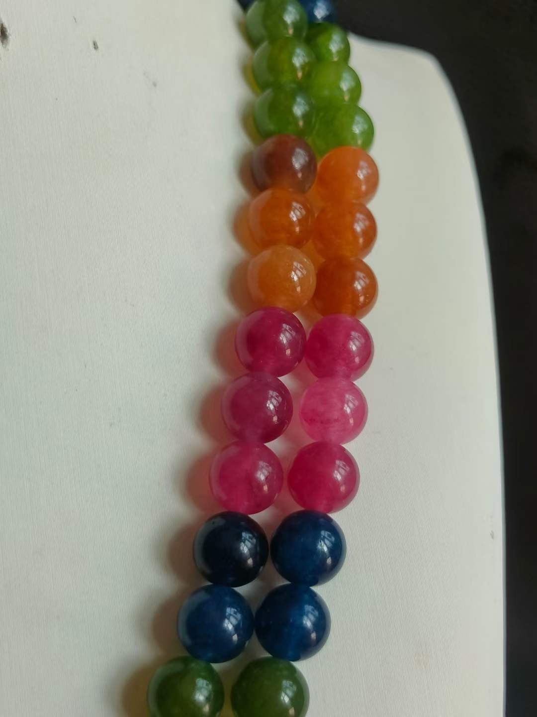 漆器盒装顶级冰种108颗翡翠朝珠，水头足，质地细腻纯净无瑕疵，颜色为纯正、明亮、浓郁、非常漂亮。