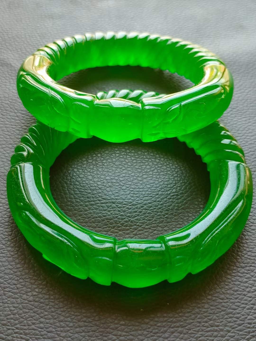 楠木描金盒装顶级冰种帝王绿翡翠手镯，水头足，质地细腻纯净无瑕疵，颜色为纯正、明亮、浓郁、非常漂亮。