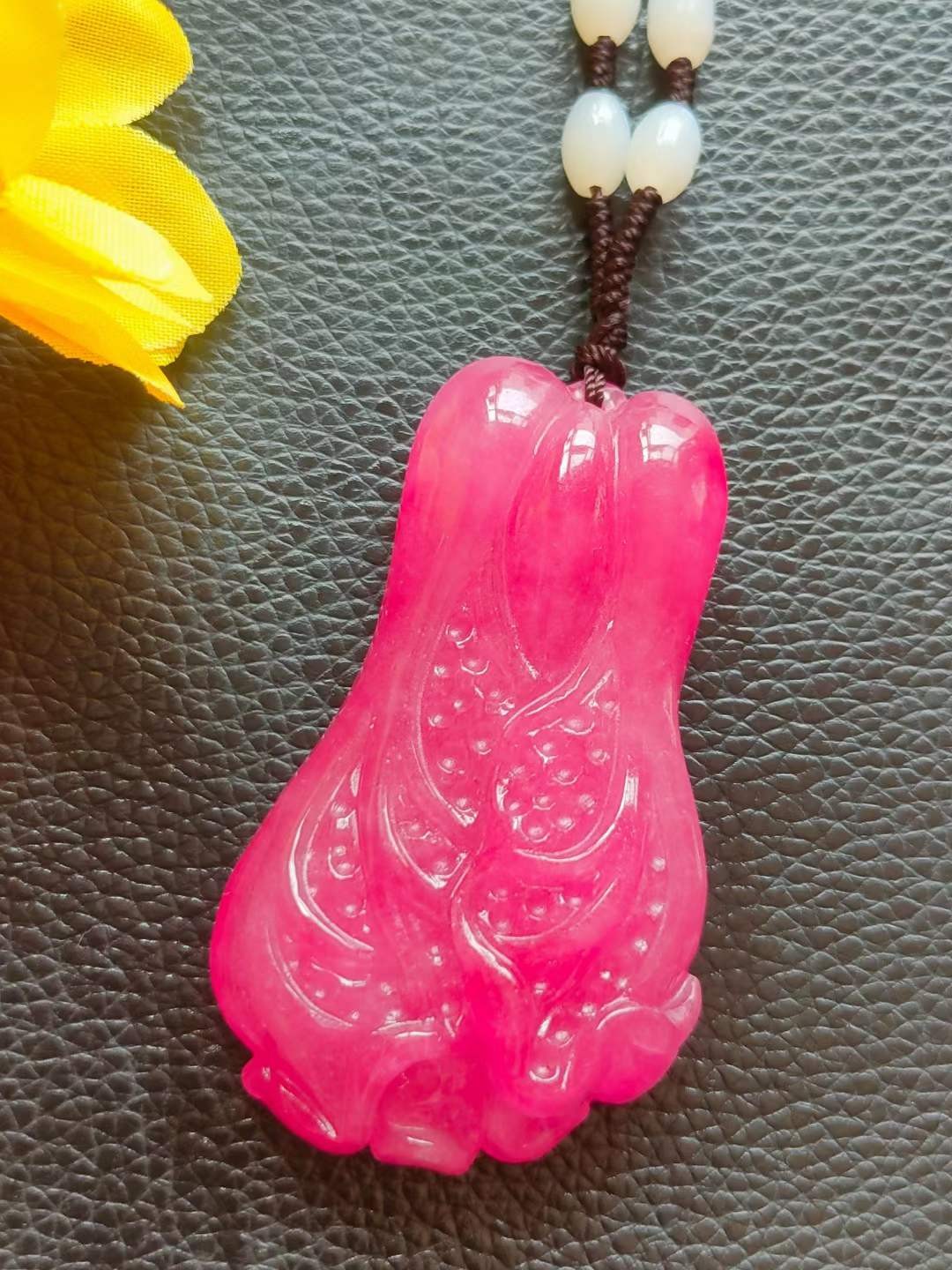 精品和田玉链配顶级冰种帝王翡翠“百财”顶级，水头足，质地细腻纯净无瑕疵，颜色为纯正、明亮、浓郁、非常漂亮。