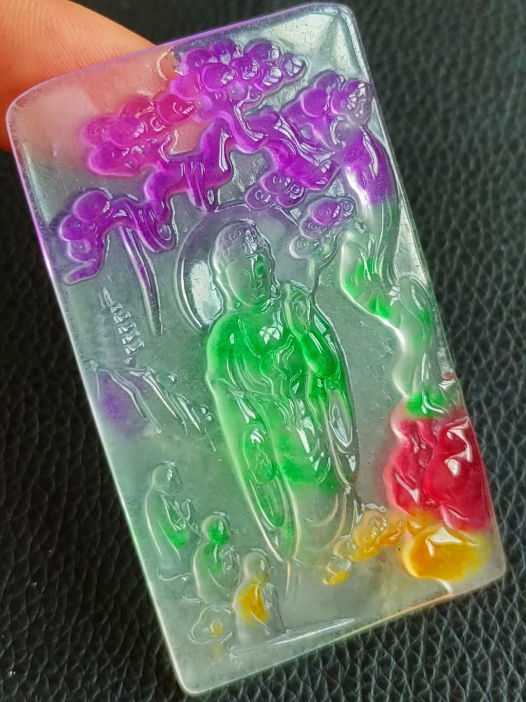 顶级冰种三彩翡翠牌子，水头足，质地细腻纯净无瑕疵，颜色为纯正、明亮、浓郁、非常漂亮。