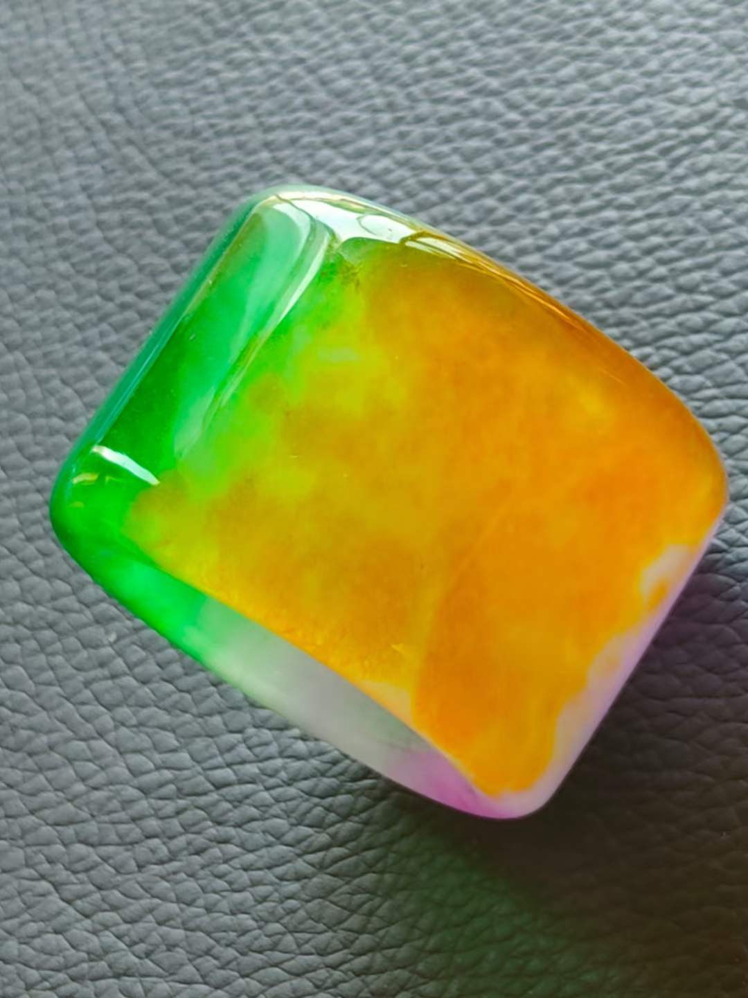 顶级冰种帝王三彩翡翠板指，水头足，质地细腻纯净无瑕疵，颜色为纯正、明亮、浓郁、非常漂亮。