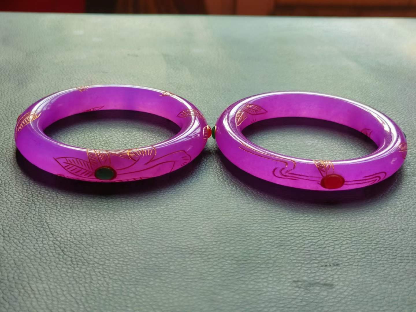 楠木描金盒装顶级冰种翡翠掐丝镶宝石手镯，水头足，质地细腻纯净无瑕疵，颜色为纯正、明亮、浓郁、非常漂亮。