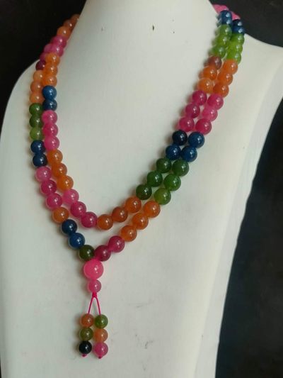 漆器盒装顶级冰种108颗翡翠朝珠，水头足，质地细腻纯净无瑕疵，颜色为纯正、明亮、浓郁、非常漂亮。 漆器盒装顶级冰种108颗翡翠朝珠，水头足，质地细腻纯净无瑕疵，颜色为纯正、明亮、浓郁、非常漂亮。