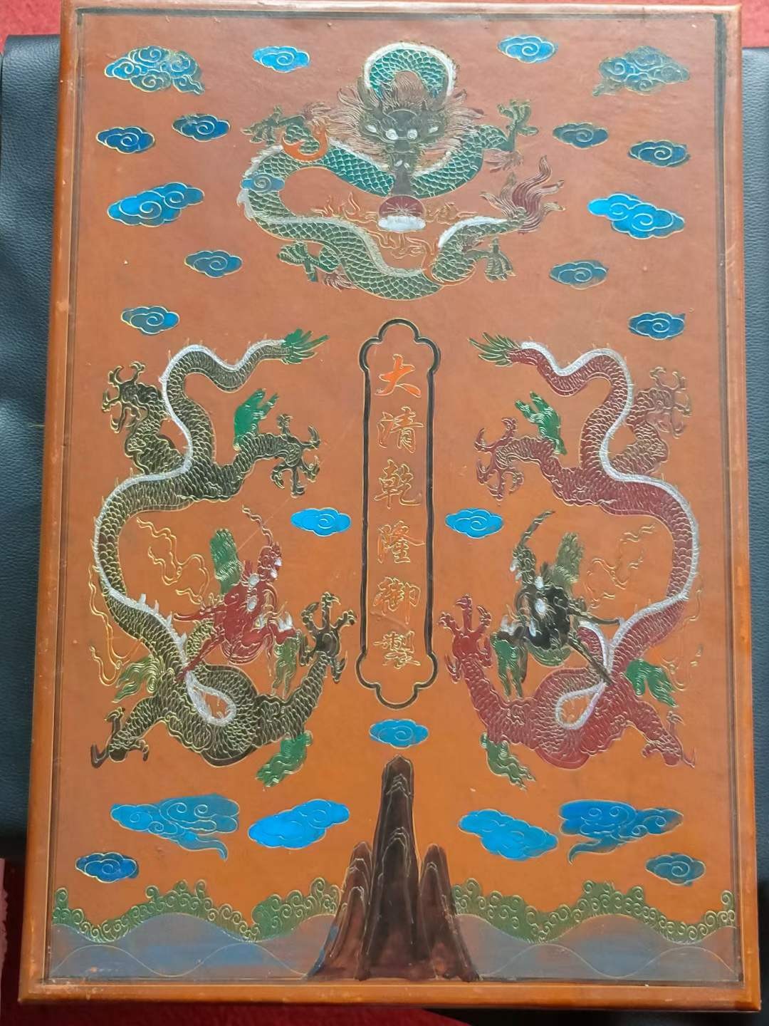楠木描金盒装精品和田玉手镯+银、银鎏金镶宝石戒指，玉质细腻油润底庄干净，宝石光彩夺目。