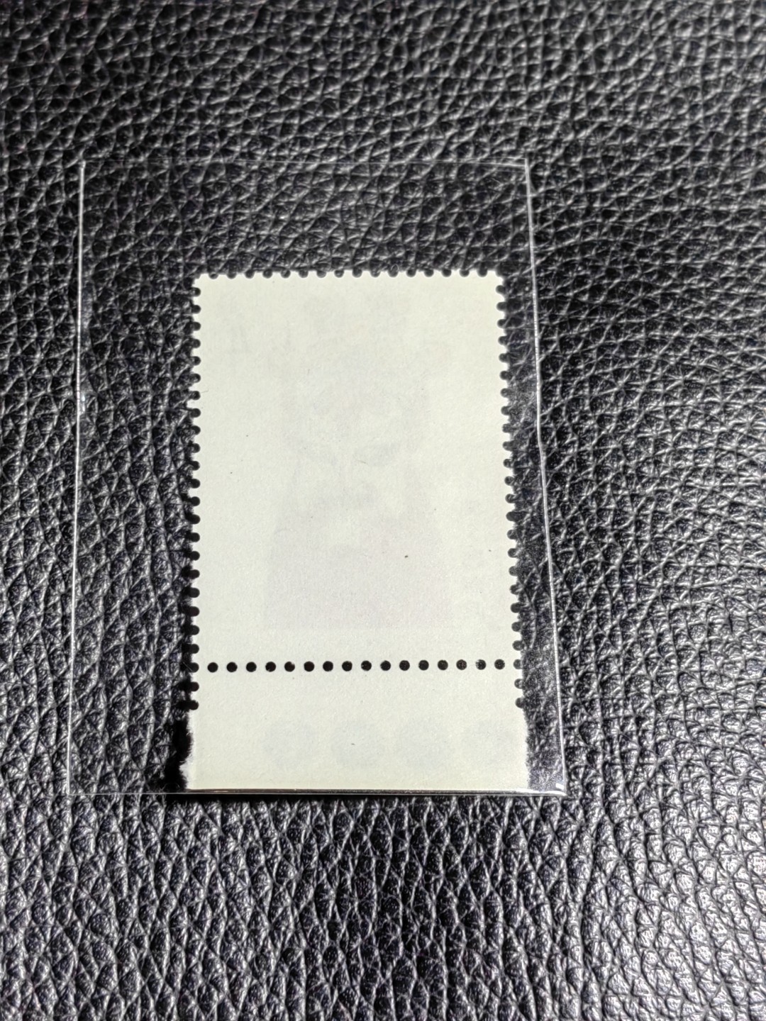洪涛臻品批发群  精选邮票限时拍卖第二百五十六期 T45脸谱新  8-1色标一枚，版撕全品嘎嘎绝，评级品相，JT精品热门票，色标三俗稀缺货，版撕精品藏家首选，喜欢不要错过