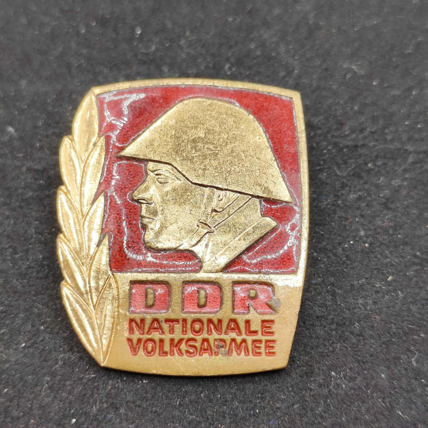 全场0元起拍 第54期 咸鱼国勋章拍卖专场 5月10日（周三）下午6：00开始 东德早期优秀士兵证章 转轮版本