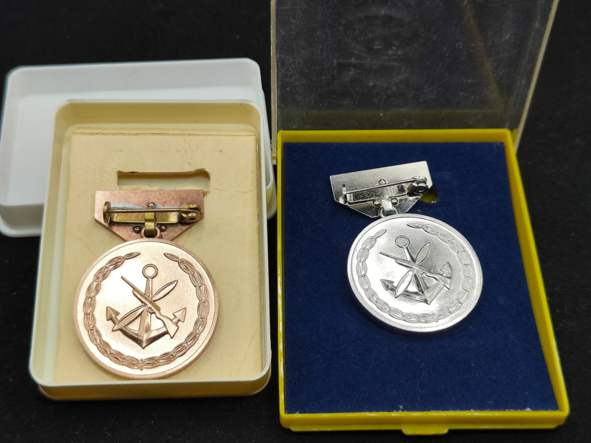 全场0元起拍 第54期 咸鱼国勋章拍卖专场 5月10日（周三）下午6：00开始 东德gst徽章两个