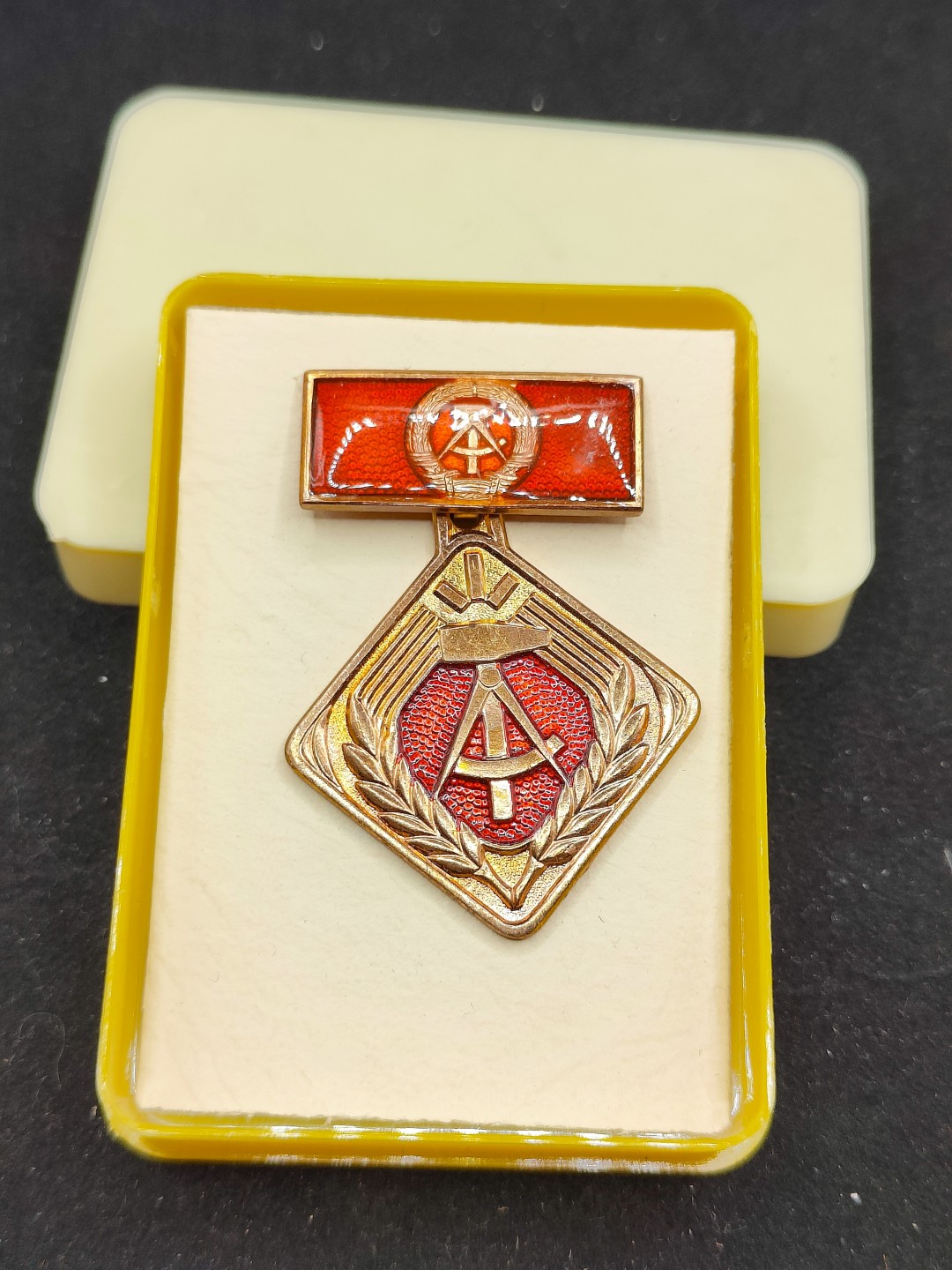 全场0元起拍 第54期 咸鱼国勋章拍卖专场 5月10日（周三）下午6：00开始 东德个人劳动积极份子奖章