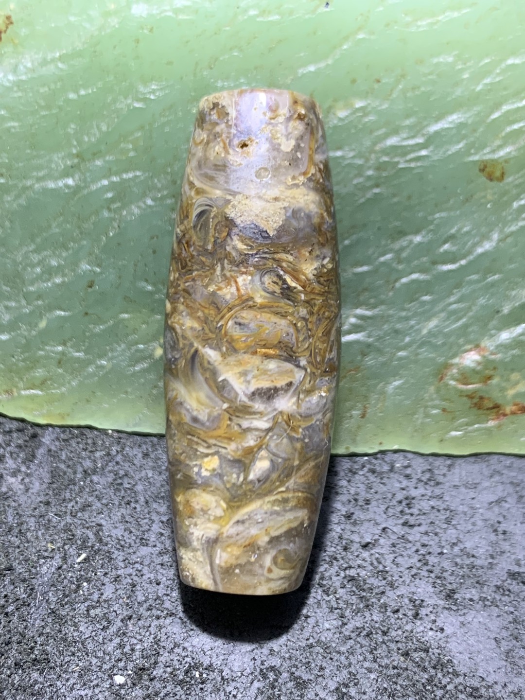 精美藏传法螺石随形天珠一颗