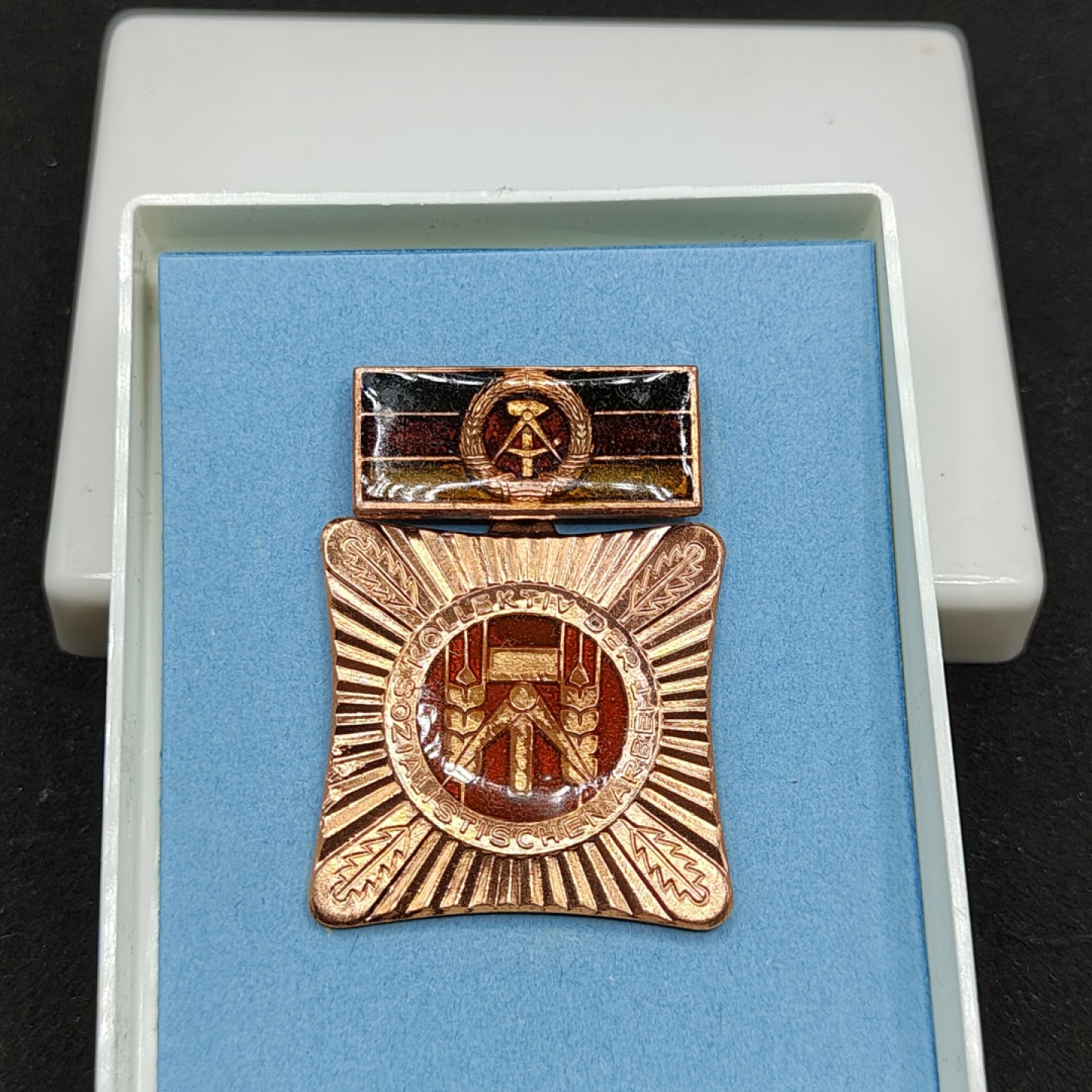 全场0元起拍 第54期 咸鱼国勋章拍卖专场 5月10日（周三）下午6：00开始 东德集体劳动积极荣誉奖章