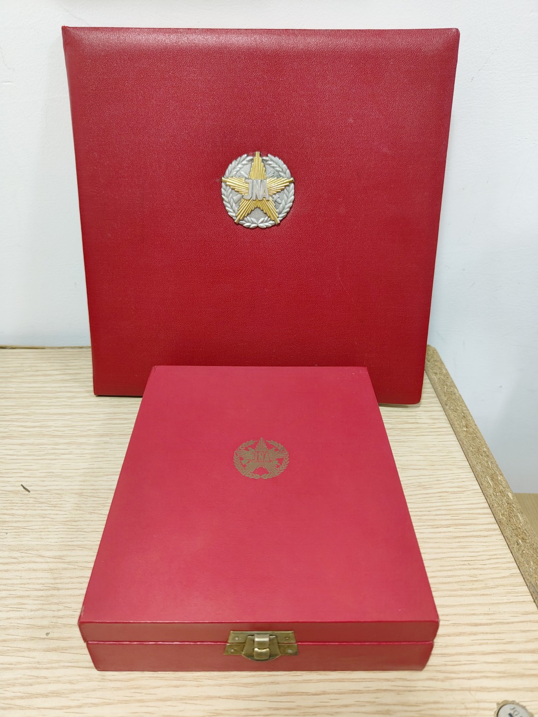 全场0元起拍 第54期 咸鱼国勋章拍卖专场 5月10日（周三）下午6：00开始 南斯拉夫人民军荣誉纪念 浮雕证章 带证书-