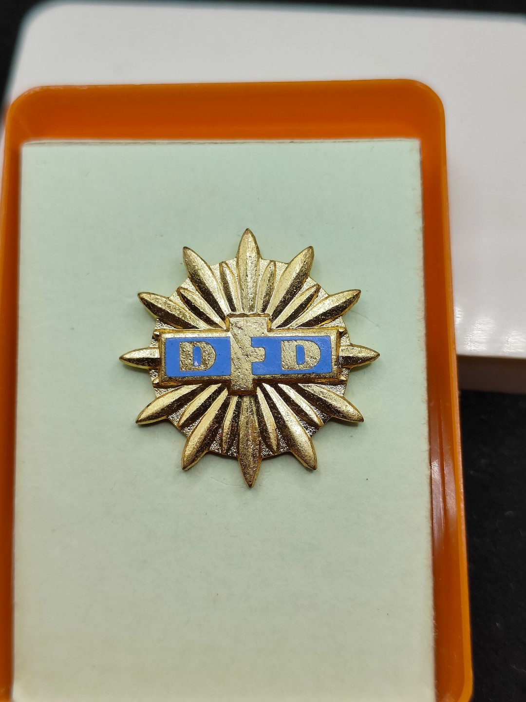 全场0元起拍 第54期 咸鱼国勋章拍卖专场 5月10日（周三）下午6：00开始 东德金级民主妇女联盟奖章