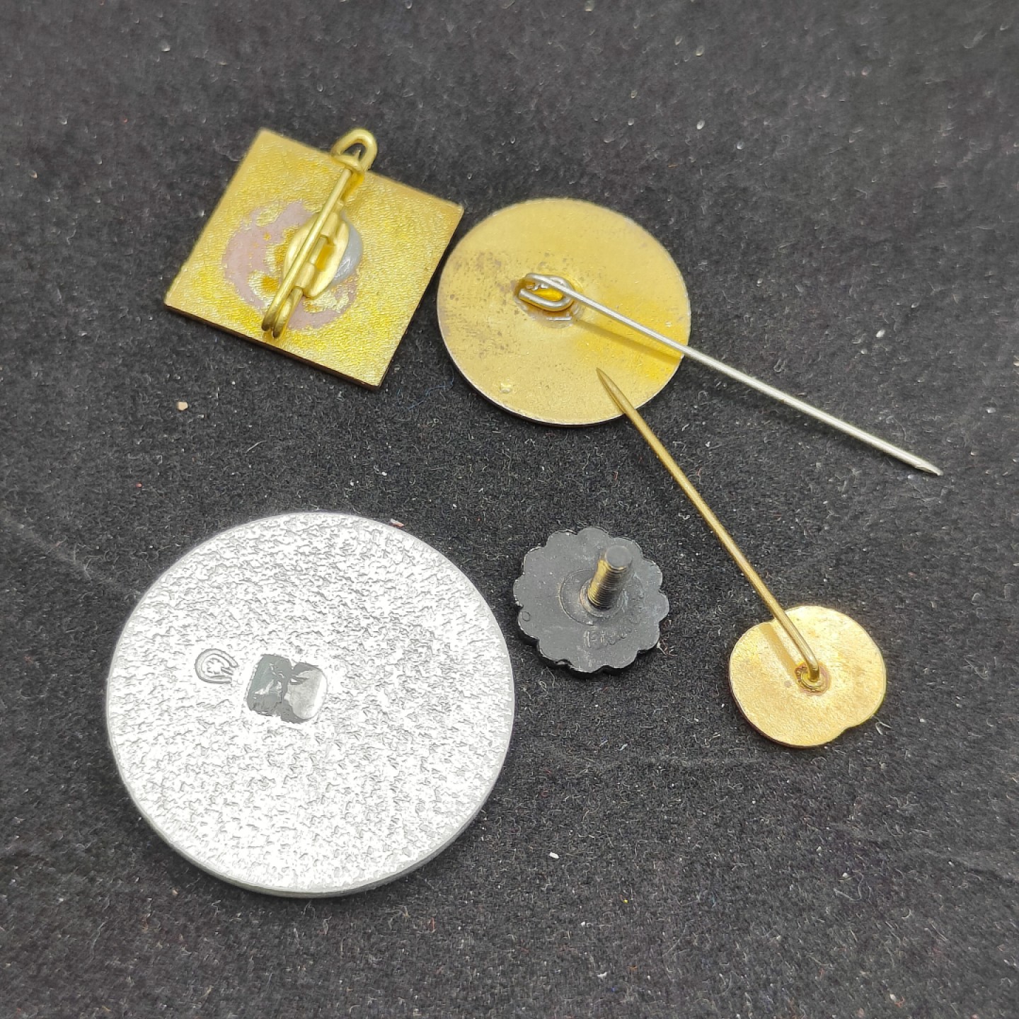 全场0元起拍 第54期 咸鱼国勋章拍卖专场 5月10日（周三）下午6：00开始 徽章一组