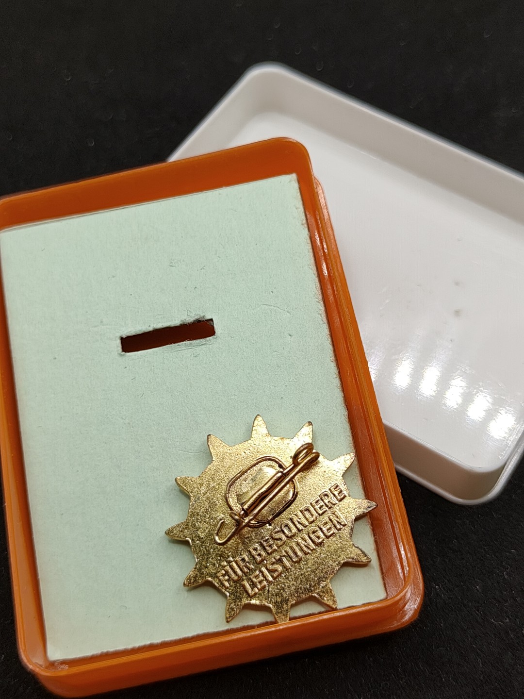 全场0元起拍 第54期 咸鱼国勋章拍卖专场 5月10日（周三）下午6：00开始 东德金级民主妇女联盟奖章