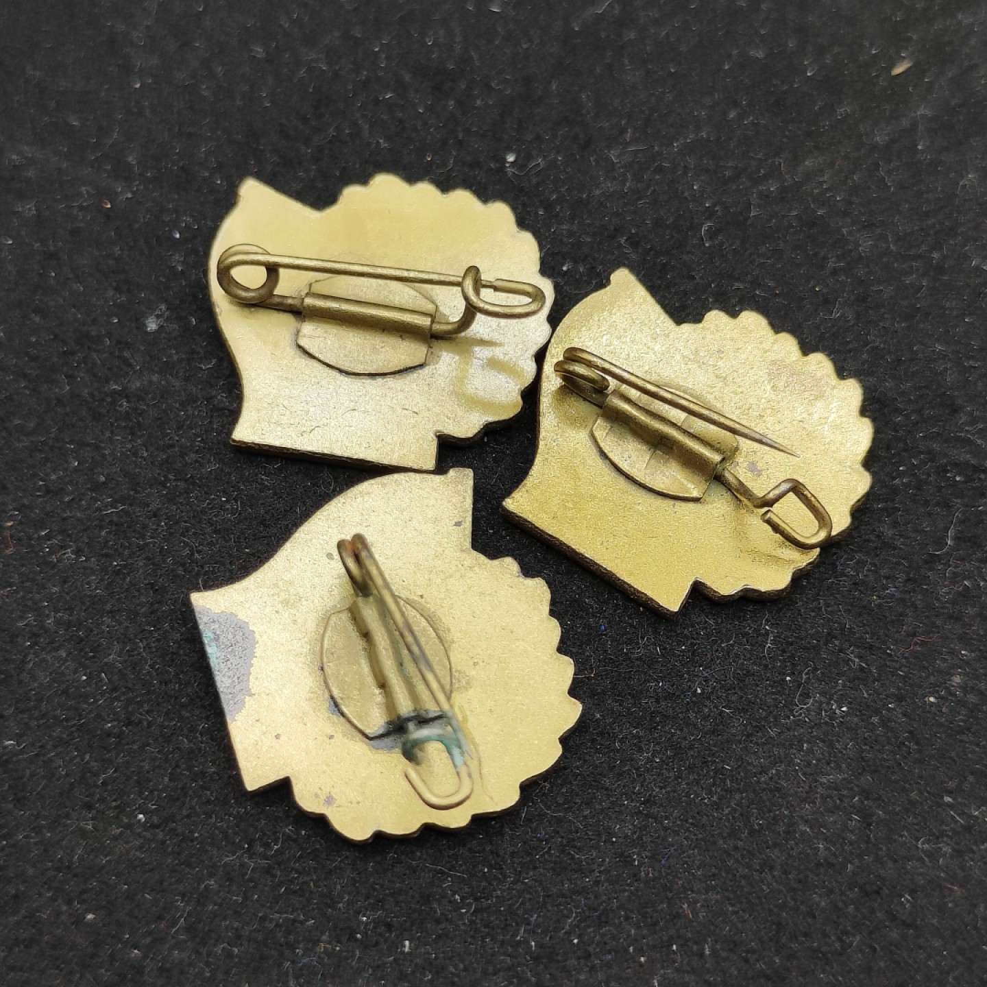 全场0元起拍 第54期 咸鱼国勋章拍卖专场 5月10日（周三）下午6：00开始 东德青年团证章一套