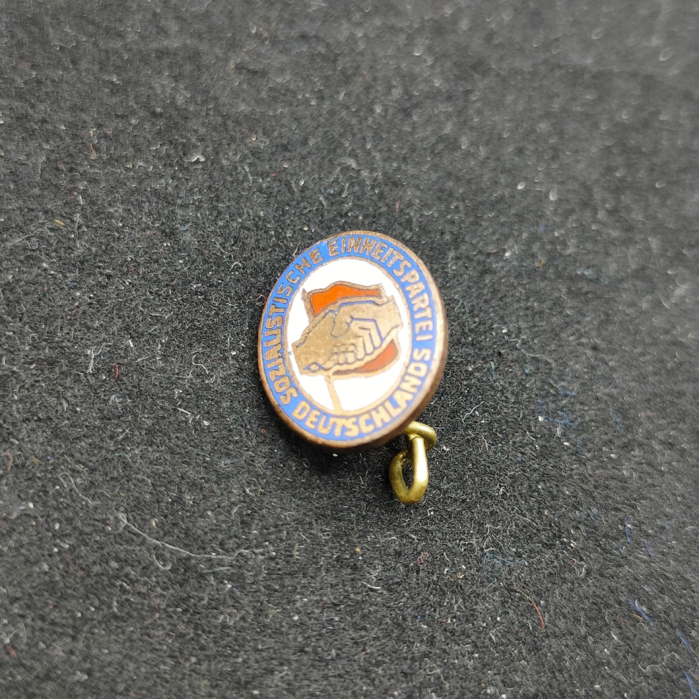 全场0元起拍 第54期 咸鱼国勋章拍卖专场 5月10日（周三）下午6：00开始 东德SED社会统一党党徽 早期珐琅版