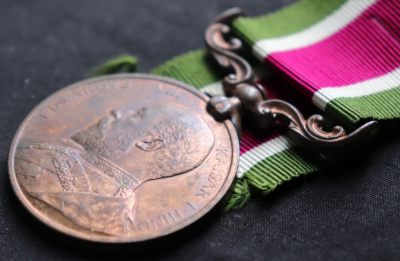 精品世界钱币勋章拍卖第4期 - 1903西藏战役奖章，苦力边铭cooly sunder kami s&t corps边铭。铜光充沛，状态完美。